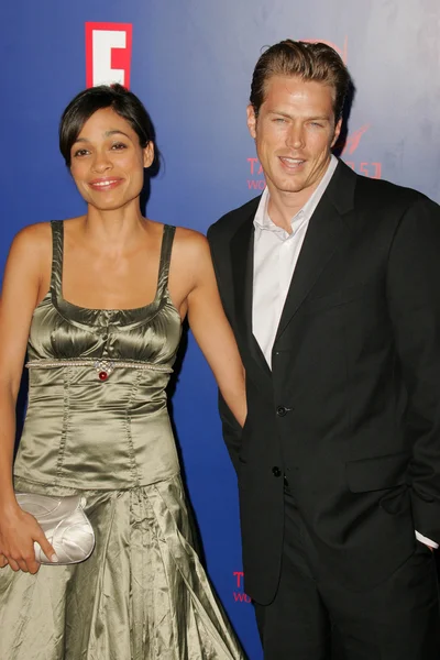 Rosario dawson und freund jason — Stockfoto