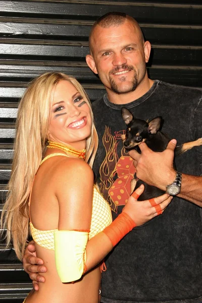 Willa Ford with Ultimate Fighter Chuck Liddell and their dog "Bean" — Stock Photo, Image