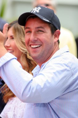 adam sandler sandlers, el ve ayak ceremoney Çin Tiyatrosu, hollywood, ca 05-17-05 Yazdır