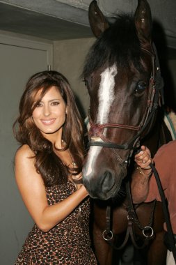 Kerri karabag geldiğinde içinde dokunarak hayvanlar ve onların yıldız partisi