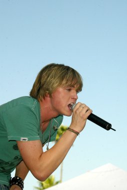 Jesse Mccartney Milton Bradley'nın Twister hamle oyun teşvik etmektedir.