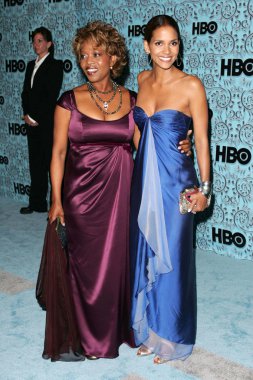 Alfre woodard ve halle berry hbo emmy partiden sonra. Pacific design center, los angeles, ca. 09-18-05