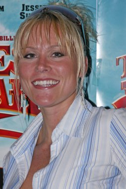 97.1 Fm Talk Daisy Duke rekabet