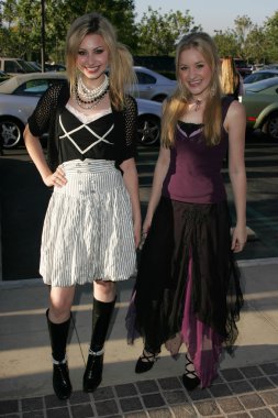 Alyson Michalka, Amanda Michalka