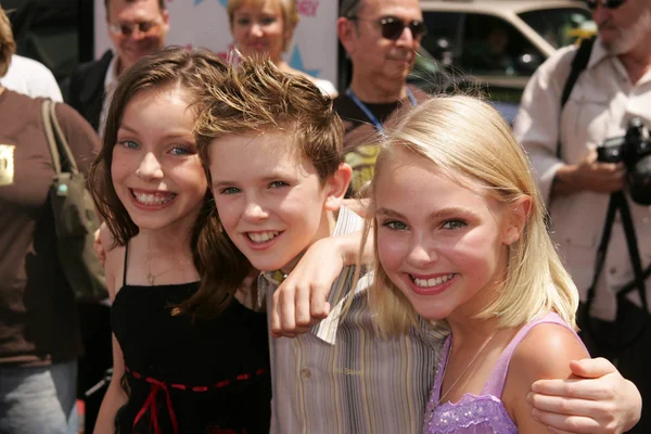 Julia Winter, Freddie Highmore and Annasophia Robb — Stock Photo, Image