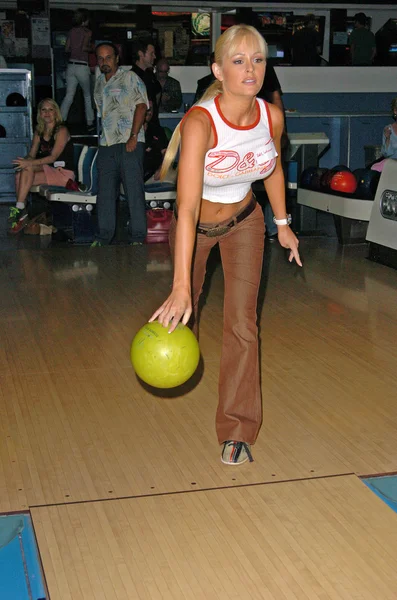 Katie lohmann på bowling för skäller, pickwick bowlinghall, burbank, ca 06-05-05 — Stockfoto