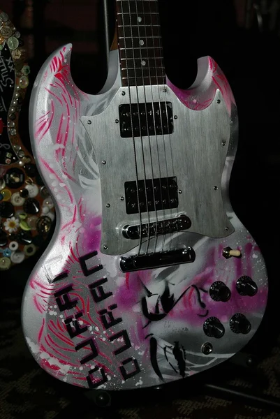 Rock The Cure Celebrity Guitarras decoradas — Foto de Stock