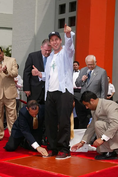 Адам Сендлер в Sandlers рукою і ногою друку Ceremoney на китайський театр, Голлівуді, Каліфорнія, 05-17-05 — стокове фото