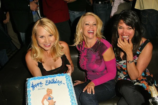 Alana Curry, Barbara Moore et Devin DeVasquez à Alana Currys Birthday Bash, Spider Club, Hollywood, CA 05-04-05 — Photo
