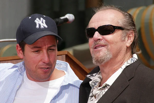 Adam sandler och jack nicholson på sandlers hand och fot skriva ut ceremoney på kinesiska theater, hollywood, ca 05-17-05 — Stockfoto