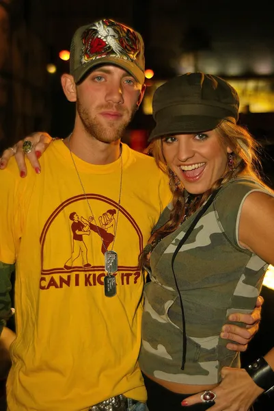 ed hardy defile ve enerji denize indirmek eğlenti içmek