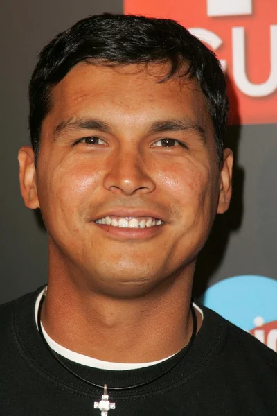 Adam Beach and friend At the Showtime Emmy After-Party, Saddle Ranch Chop House, West Hollywood, CA 09-18-05 — Stock Photo, Image