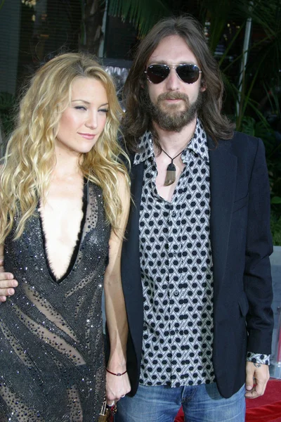 Kate Hudson y Chris Robinson En el estreno de The Skeleton Key, Universal Studios Cinema, Universal City, CA 08-02-05 — Foto de Stock