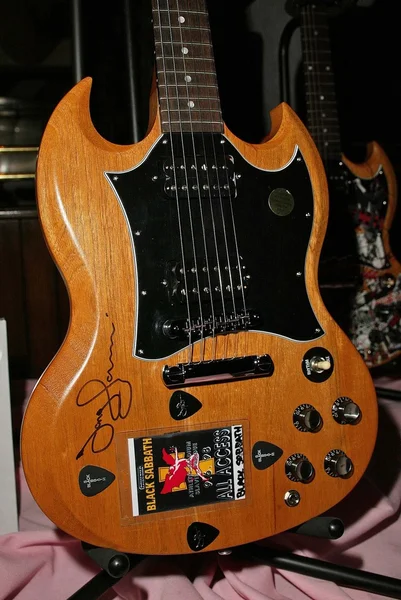 Guitarra decorada personalizada de Tony Iomi — Fotografia de Stock
