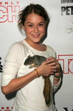 Alexa vega ve evde beslenen hayvan sincap içinde dokunarak sunar evcil hayvanlar ve onların yıldız parti, cabana kulübü, hollywood, ca 09-21-05