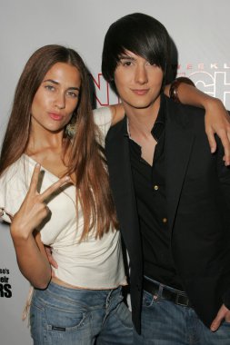 Katie chonacas ve chad içinde dokunarak rogers evcil hayvan sunar ve onların yıldız parti, cabana kulübü, hollywood, ca 09-21-05