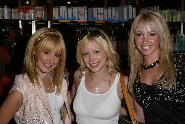 Ashley Tisdale, Courtney Peldon, Jennifer Tisdale — Stock Photo, Image