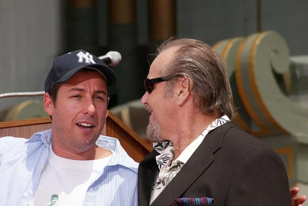 Adam sandler a jack nicholson v ruce a nohy tiskové ceremoney sandlers na čínské divadlo, hollywood, ca 05-17-05 — Stock fotografie