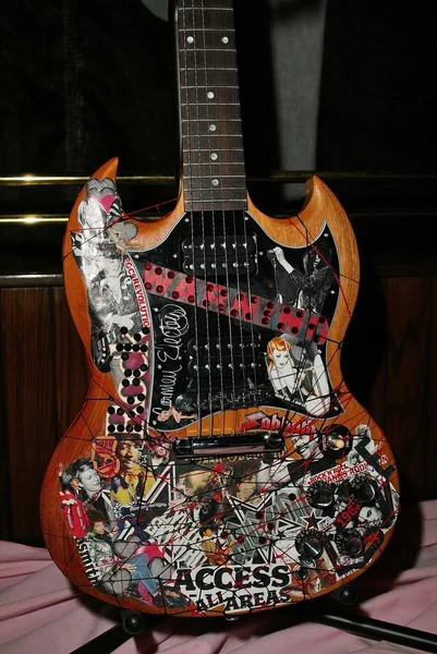 Rock The Cure Celebrity Decorated Guitars — Stock Photo, Image