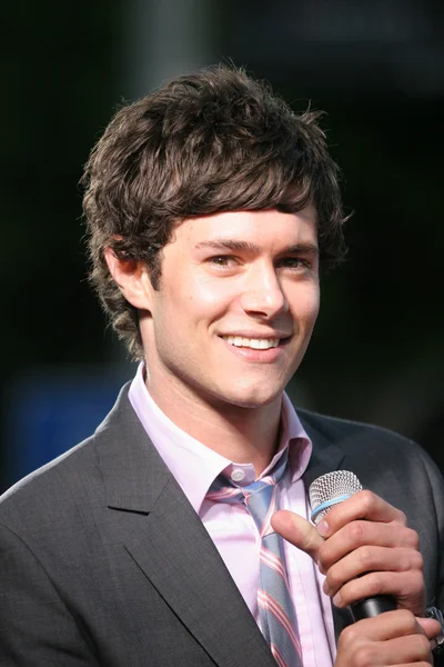 Adam Brody alla prima mondiale di Mr. and Mrs. Smith al Mann Village Theater, Westwood, CA 06-07-05 — Foto Stock