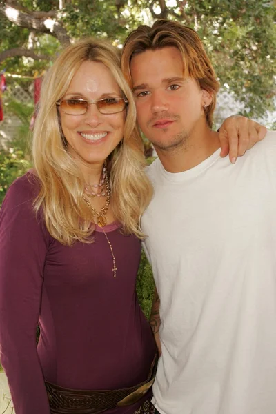 Alana Stewart and Sean Stewart at the W Hollywood Yard Sale Presented by Guess benefitting Clothes Off Our Back. Private Residence, Brentwood, CA. 09-17-05 — Stock Photo, Image