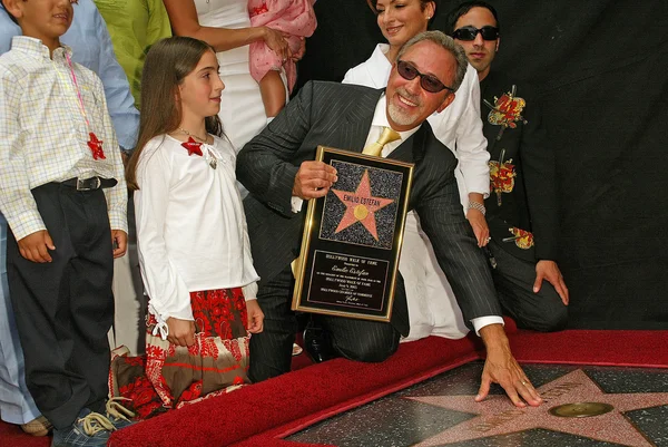 Emilio estefan geëerd met een ster op de hollywood walk van roem — Stockfoto