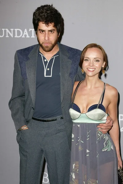 Adam Goldberg and Christina Ricci at the Fall 2005 Proenza Schouler Fashion Show benefitting the Rape Foundation, Private Location, Santa Monica, CA 04-28-05 — Stock Photo, Image