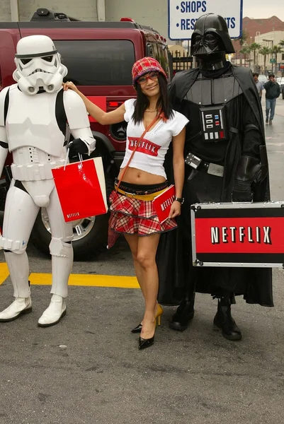 Bai Ling and Eetflix Deliver DVD Relief to Star Wars Fans — Stock Photo, Image