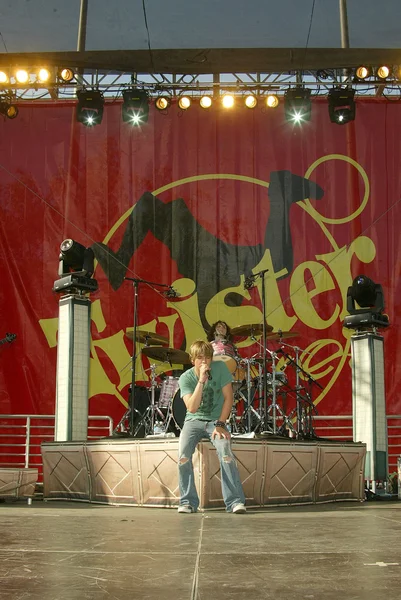 Jesse McCartney promueve el Twister Moves Game de Milton Bradley — Foto de Stock