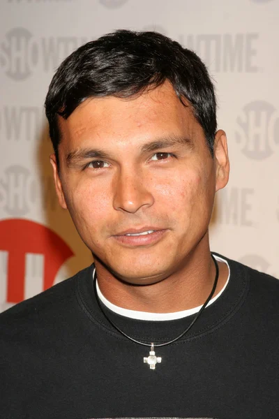 Adam Beach and friend At the Showtime Emmy After-Party, Saddle Ranch Chop House, West Hollywood, CA 09-18-05 — Stock Photo, Image