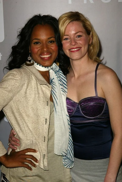 Kerry Washington ed Elizabeth Banks alla sfilata di moda Autunno 2005 Proenza Schouler a beneficio della Rape Foundation, Private Location, Santa Monica, CA 04-28-05 — Foto Stock