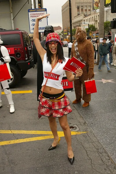 Bai Ling and Eetflix Deliver DVD Relief to Star Wars Fans — Stock Photo, Image