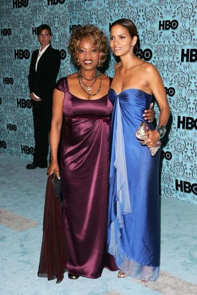 Alfre woodard ve halle berry hbo emmy partiden sonra. Pacific design center, los angeles, ca. 09-18-05