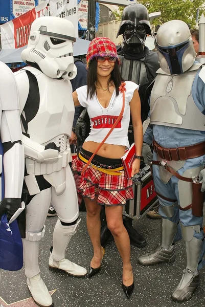 Bai Ling and Eetflix Deliver DVD Relief to Star Wars Fans — Stock Photo, Image