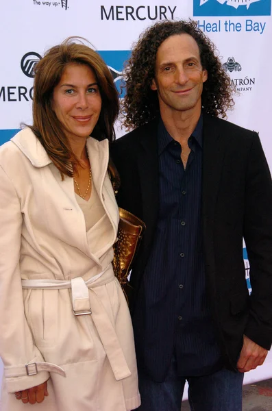 Kenny g a lyndie benson na léčení zálivu 20. výročí výroční večeři, pláž, santa monica, ca 06-02-05 — Stock fotografie