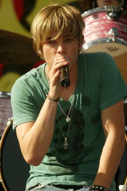 Jesse Mccartney Milton Bradley'nın Twister hamle oyun teşvik etmektedir.