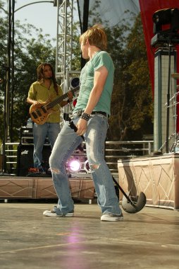 Jesse Mccartney Milton Bradley'nın Twister hamle oyun teşvik etmektedir.