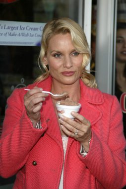 Soğuk taş süthane'nın dondurma pasta sosyal