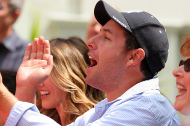 adam sandler sandlers, el ve ayak ceremoney Çin Tiyatrosu, hollywood, ca 05-17-05 Yazdır