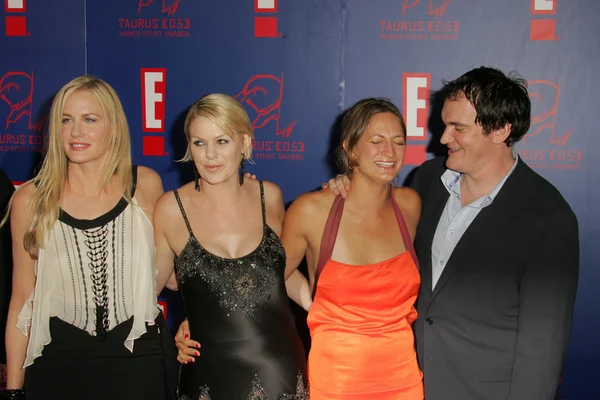 Daryl Hannah con Quentin Tarantino y el equipo de acrobacias de "Kill Bill " — Foto de Stock