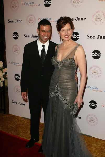 Geena Davis y su marido Reza — Foto de Stock