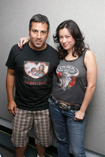 Leo Quinones di 97.1 KLSX "Film Freak Show" con Jennifer Tilly — Foto Stock