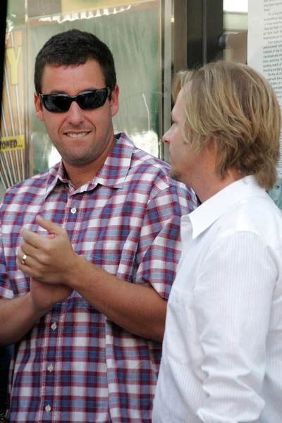 Adam Sandler e David Spade na cerimônia homenageando postumamente Chris Farley com uma estrela na Calçada da Fama de Hollywood. Hollywood Boulevard, Hollywood, CA. 08-26-05 — Fotografia de Stock