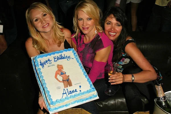 Alana Curry, Barbara Moore and Devin DeVasquez at Alana Felys Birthday Bash, Spider Club, Голливуд, Калифорния 05-04-05 — стоковое фото
