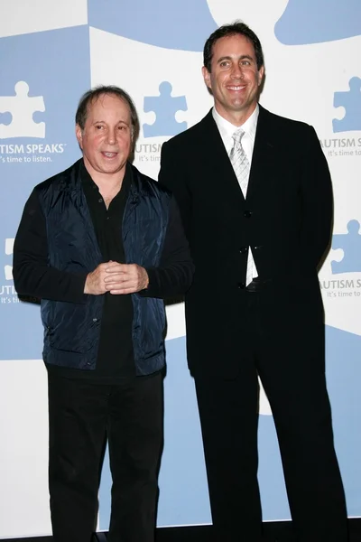 Jerry seinfeld und paul simon spielen zugunsten von autismus spricht — Stockfoto