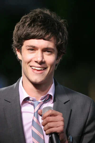 Adam brody op de wereldpremière van mr. and mrs. smith in het mann village theater, westwood, ca 06-07-05 — Stockfoto