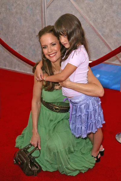 Kelly preston gök yüksek, el capitan, hollywood, ca 07-24-05 dünya galasında — Stok fotoğraf