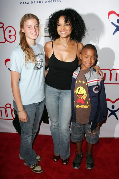Victoria Rowell and family — Stock Photo, Image