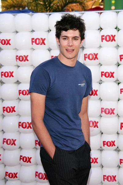 Adam brody na fox v létě 2005 strana tca, santa monica pier, santa monica, ca 07-29-05 — Stock fotografie