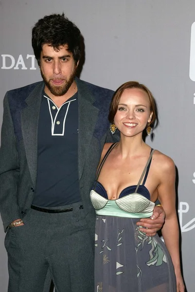 Adam goldberg en christina ricci op de herfst 2005 proza schouler fashion show in aanmerking komen voor de verkrachting Stichting, ligging, santa monica, ca 04-28-05 — Stockfoto